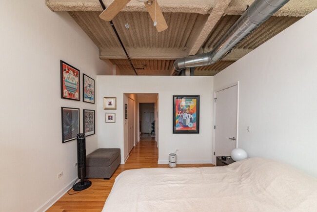 Building Photo - 2545 S Dearborn St