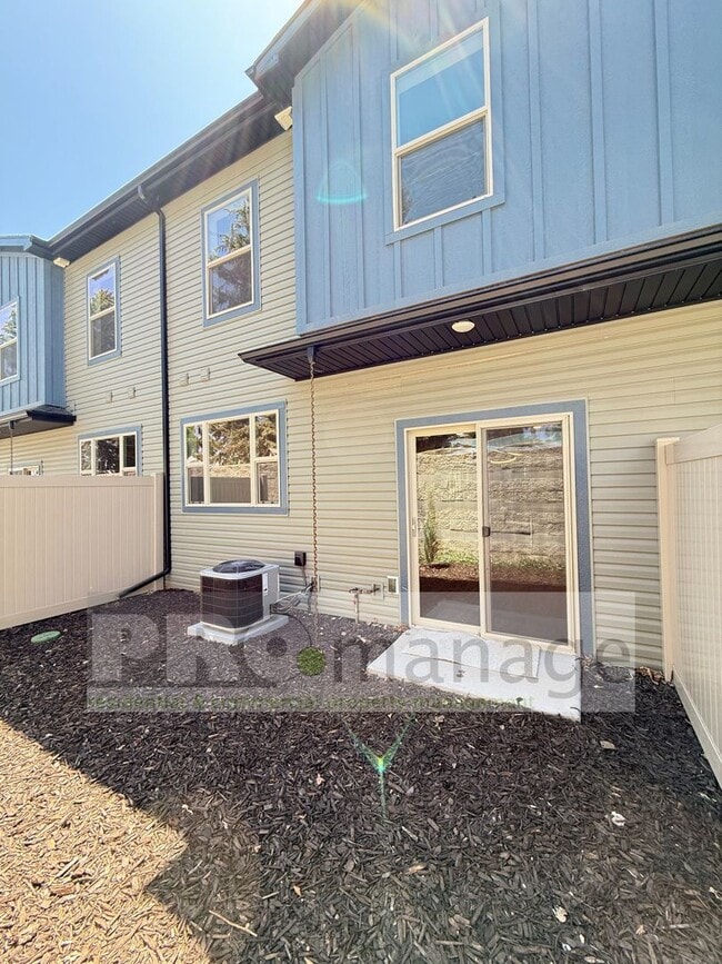 Building Photo - Beautiful 3 Bed / 2.5 Bath Townhome in Car...