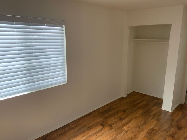 Building Photo - Stunning 1 Bedroom