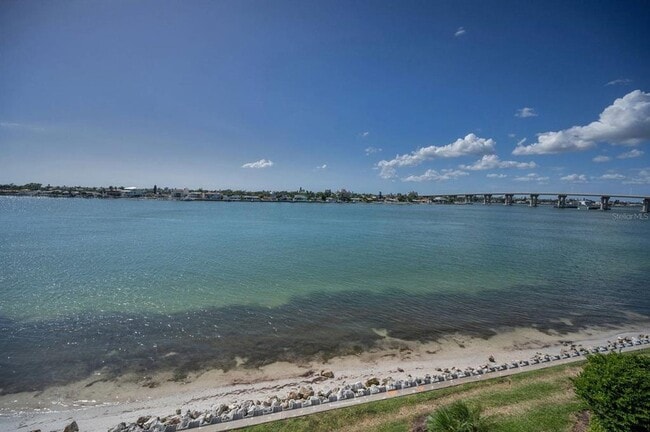 Building Photo - 6085 Bahia Del Mar Cir N