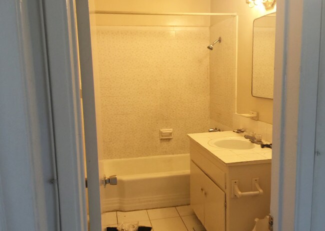 Building Photo - 631 Almond Ave