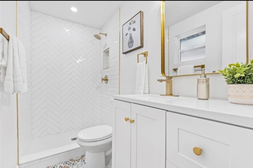 Building Photo - 1517 E Giddens Ave