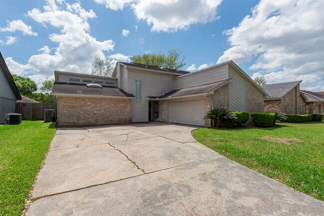 Building Photo - 1915 Mustang Springs Dr