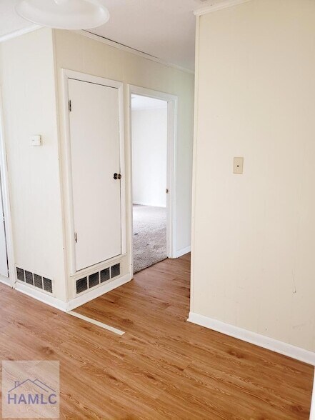 Building Photo - 989 Live Oak Dr