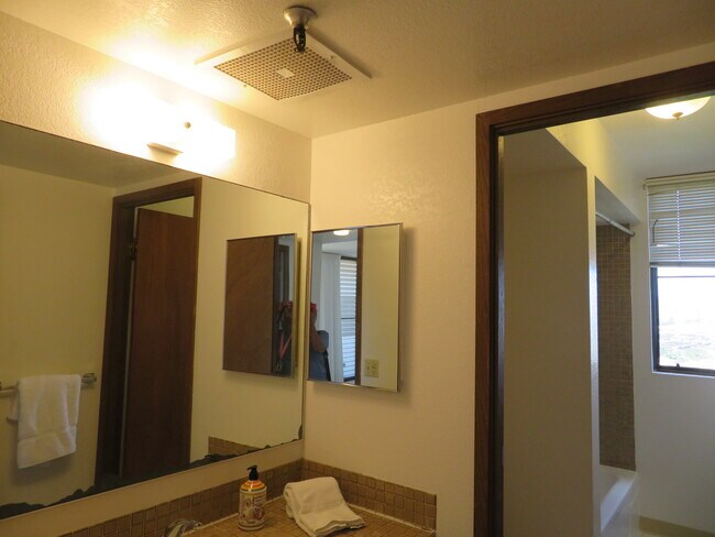 Bathroom - 98-487 Koauka Loop