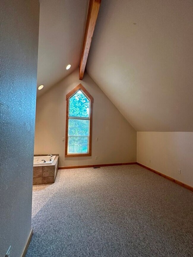 Building Photo - Chalet in the Running Y