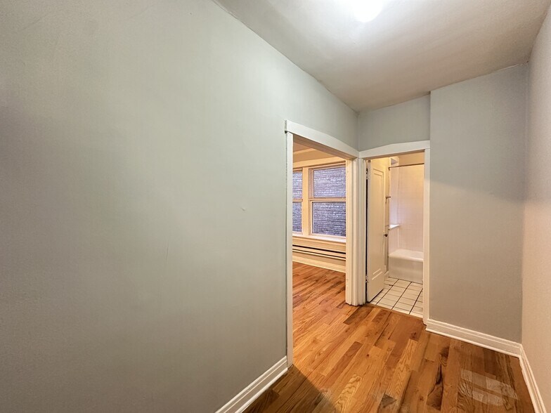 Building Photo - 516 W Melrose St