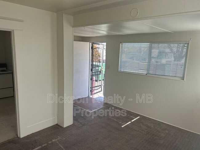 Building Photo - 54 1/2 S. Wells Avenue