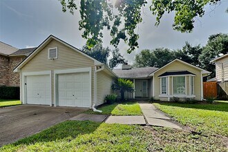 Building Photo - 8614 Lake Crystal Dr