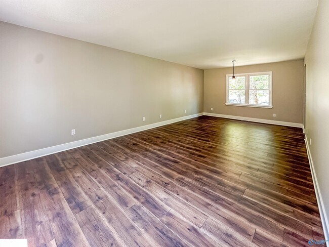 Building Photo - 11210 Mountain Crest Dr SE
