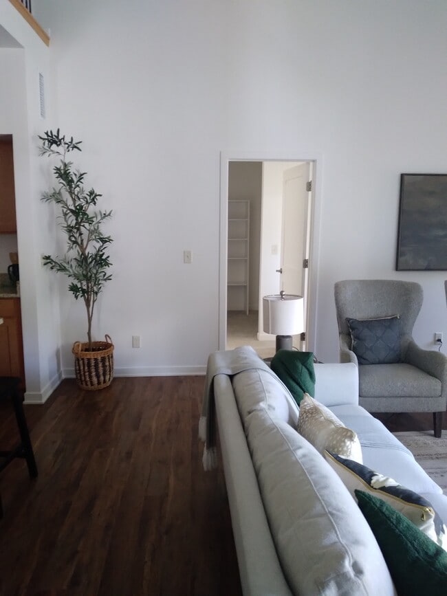 Building Photo - 2819 Hidden Dr