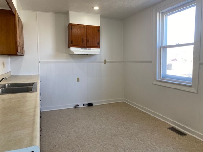 Building Photo - 2 Bedroom 1 Bathroom Unit Available in Urb...