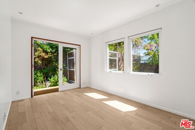 Building Photo - 2425 Cloy Ave