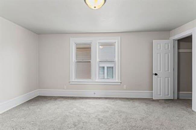 Building Photo - VIDEOTOUR: Gorgeous Victorian 4-bedroom home with Huge Garage! PETS WELCOME