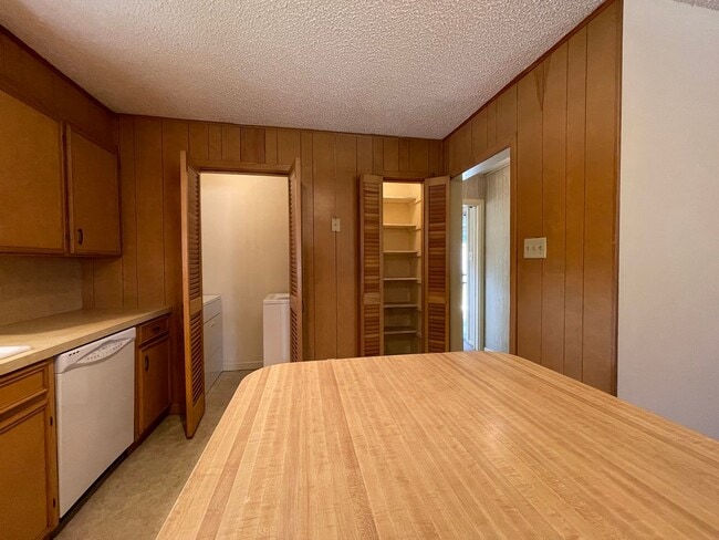 Building Photo - Cozy 3-Bed, 2-Bath Retreat in Serene Neigh...