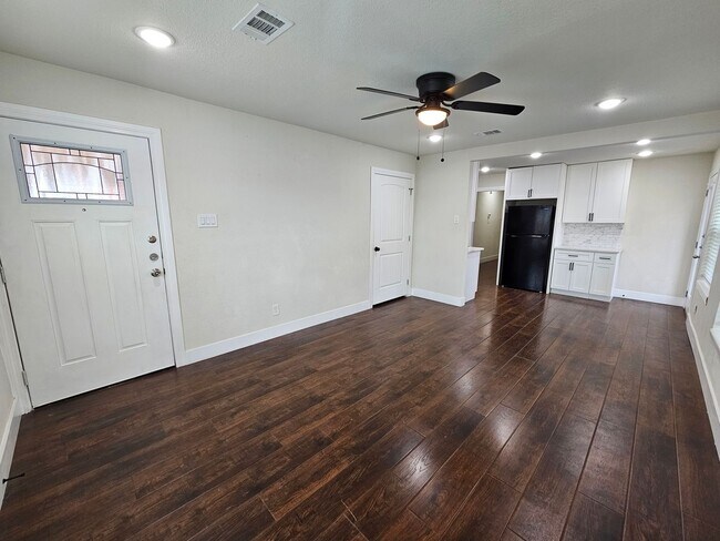 Building Photo - Near Bishop Arts District 2-bedroom, 1-bath duplex