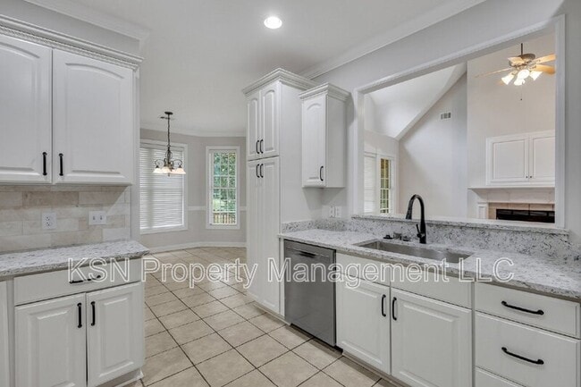 Building Photo - 5 Southernwood Pl