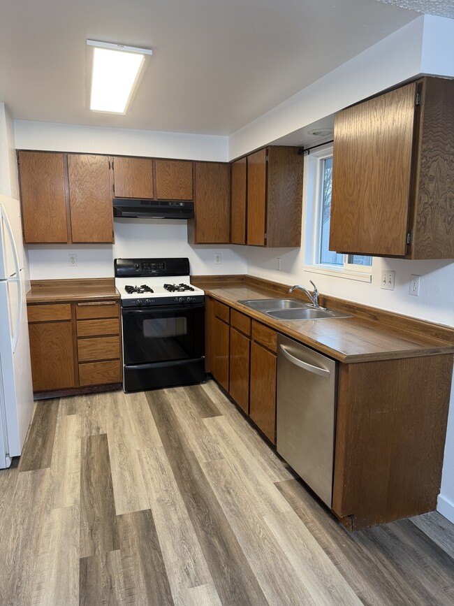 Building Photo - 807 Poplar St