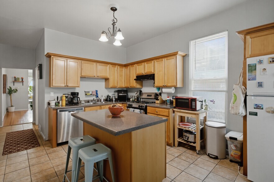 Building Photo - 3814 N Marshfield Ave