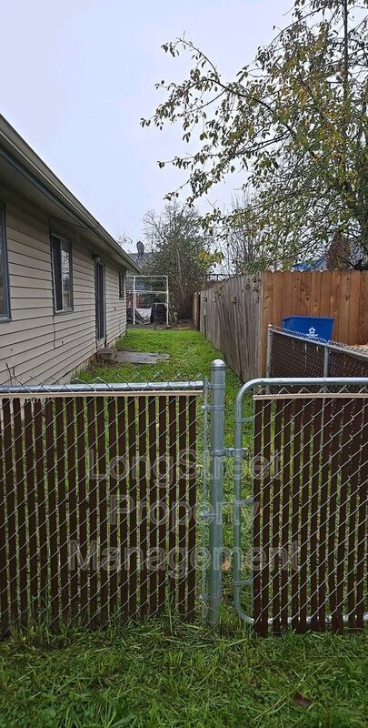 Building Photo - 615 SE Chicago St