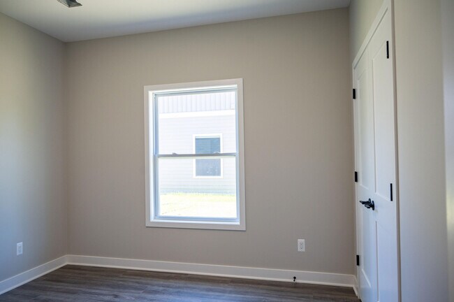 Building Photo - 8441 Oak Shade Cir