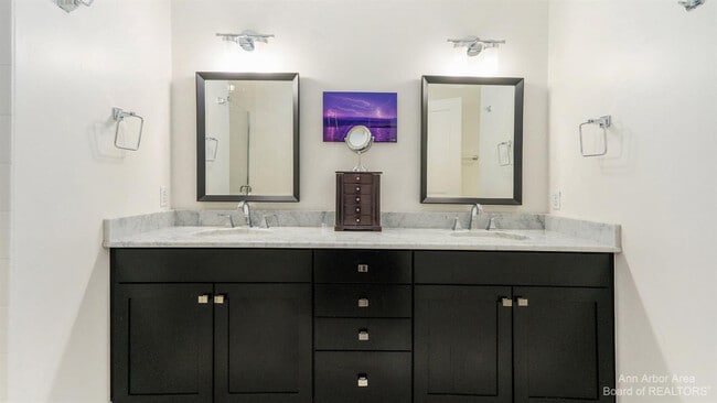 Building Photo - 203 W Summit St