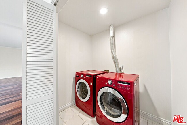 Building Photo - 956 S Wilton Pl