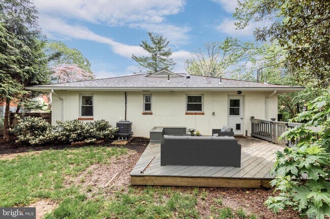 Building Photo - 710 N Buchanan St