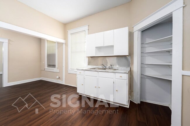 Building Photo - 512 1st St N