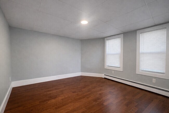 Building Photo - 203 London St