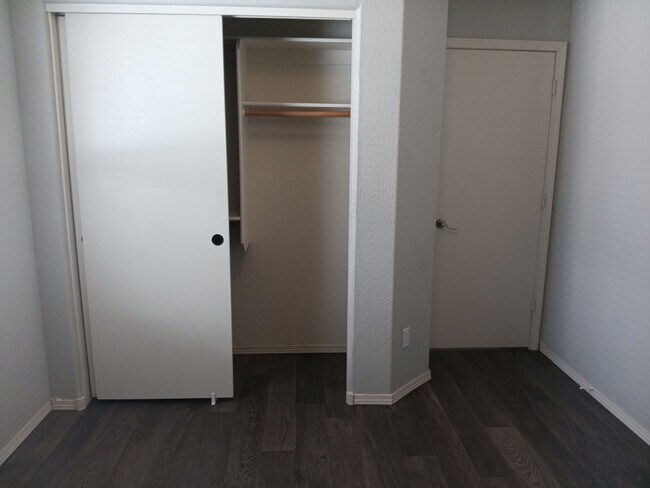 Building Photo - 3 Bedroom, 2 Bathroom Home! Schedule a Sho...