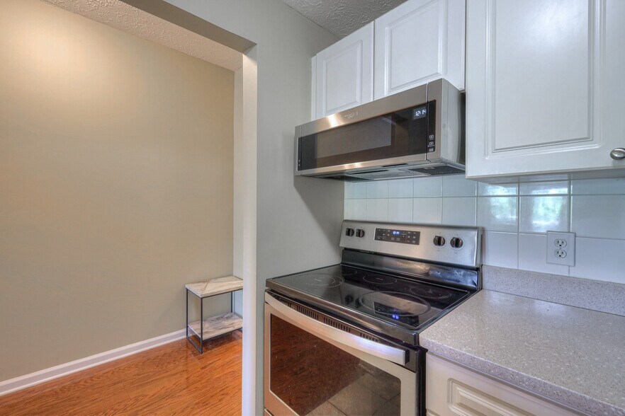 Building Photo - 2025 Woodmont Blvd