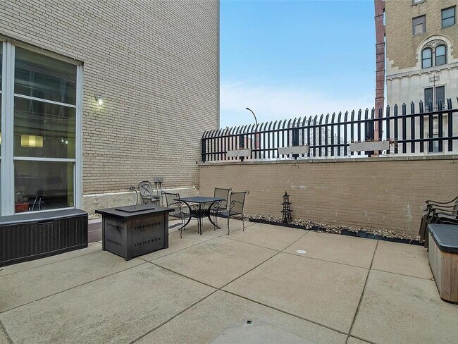 Building Photo - "Chic Urban Living: Spacious 2-Bedroom Ret...