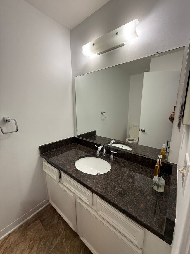 Building Photo - 1082 Greenhills Dr