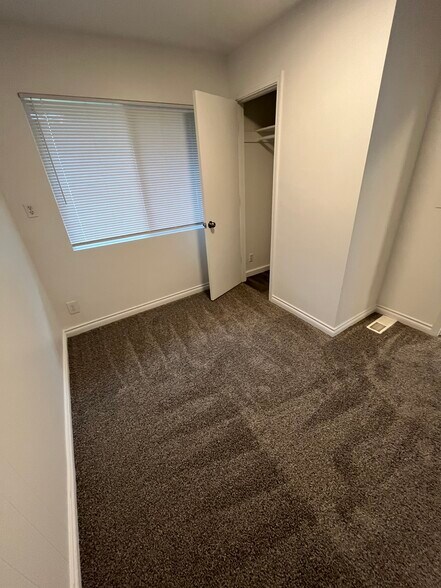 Building Photo - 1308 Willow Rd E
