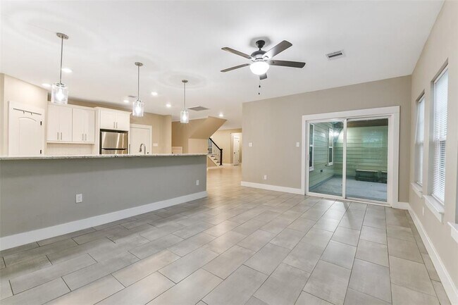 Building Photo - 15407 Cypress Gdns Dr