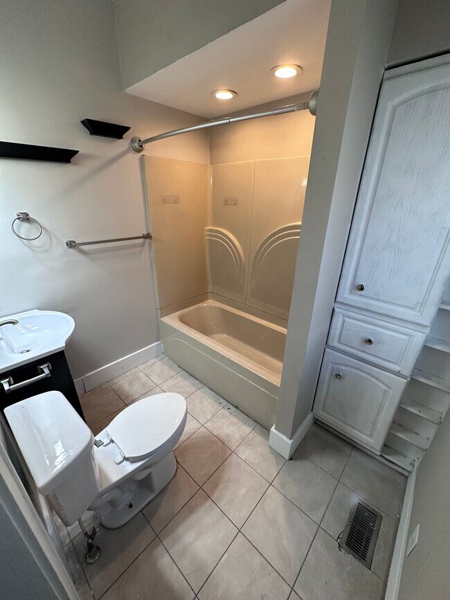 Building Photo - $1250 - 3 bedroom / 2 bathroom - Single Fa...
