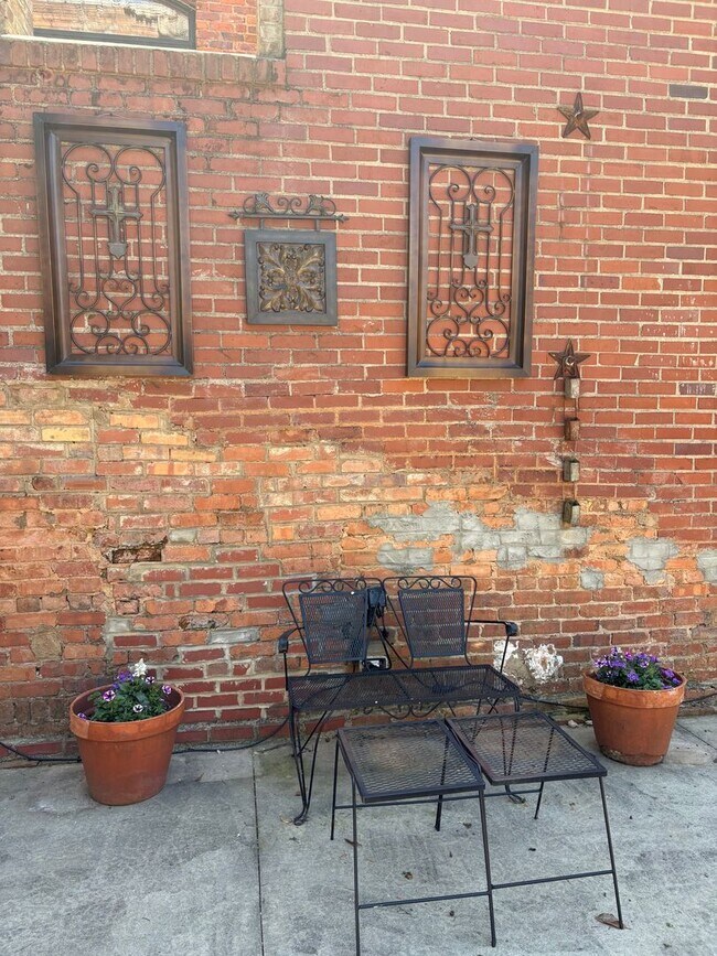 Building Photo - Lovely 2 Bedroom 2 full Bath Historical  Condo in Downtown Easley! Lawn Care and Trash Pickup inc...