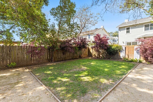 Building Photo - Charming & Spacious Single Family Home