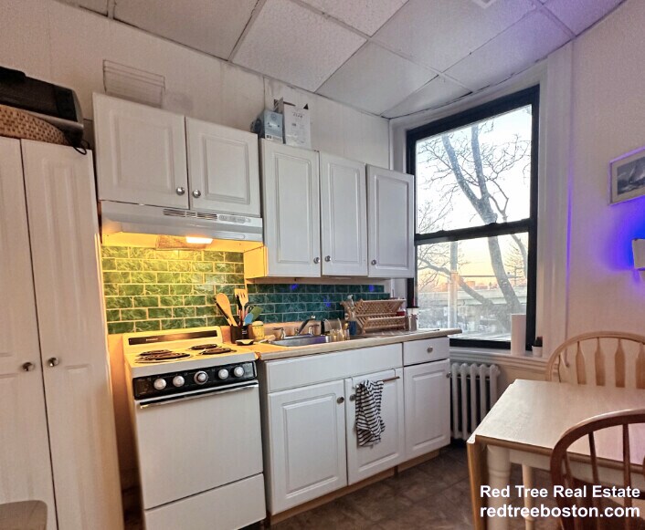 Building Photo - 583 Beacon St