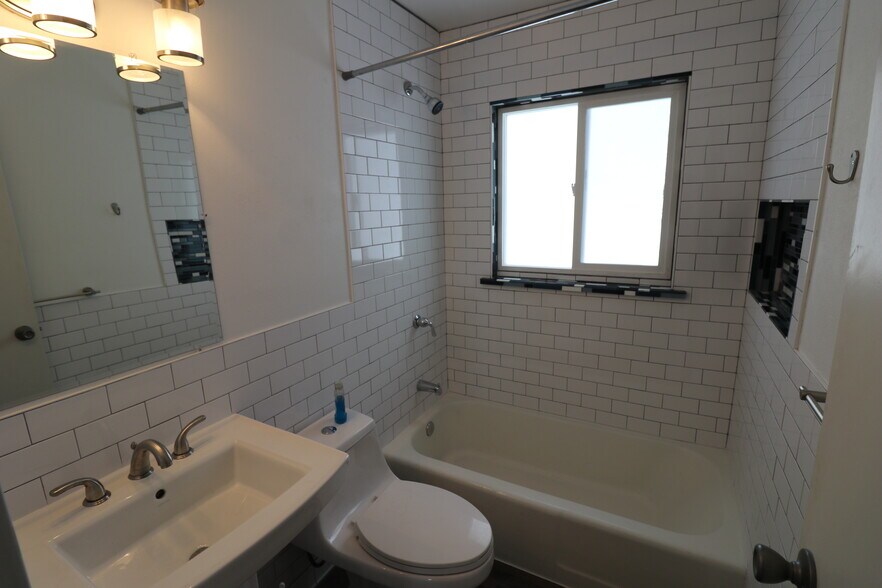Building Photo - 3035 S Clermont Dr