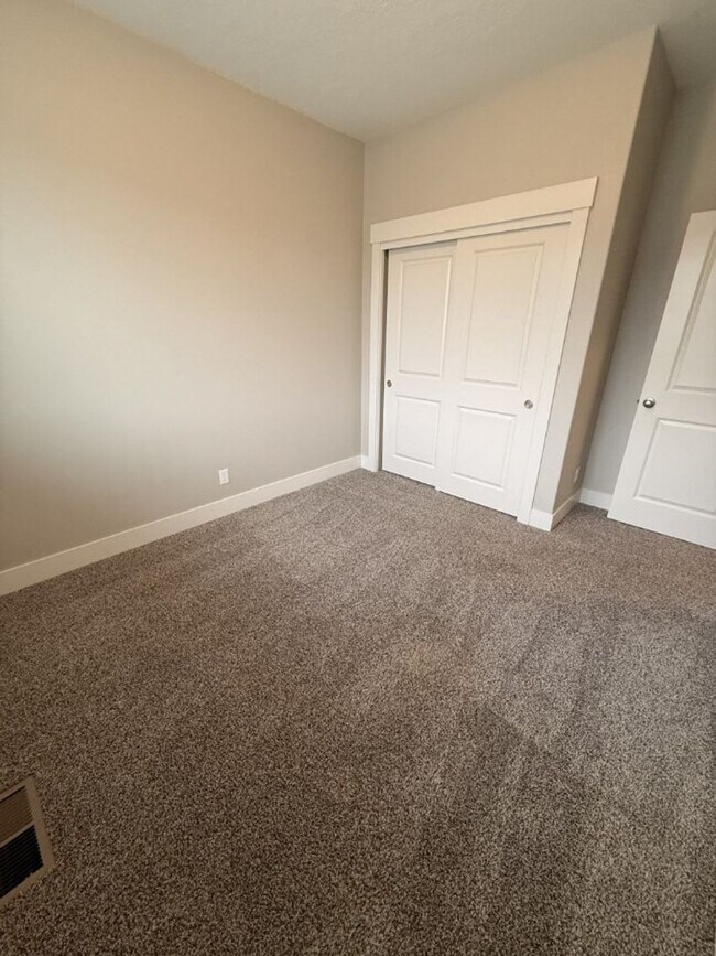 Building Photo - 3 Bed 2 Bath - Sublimity Duplex