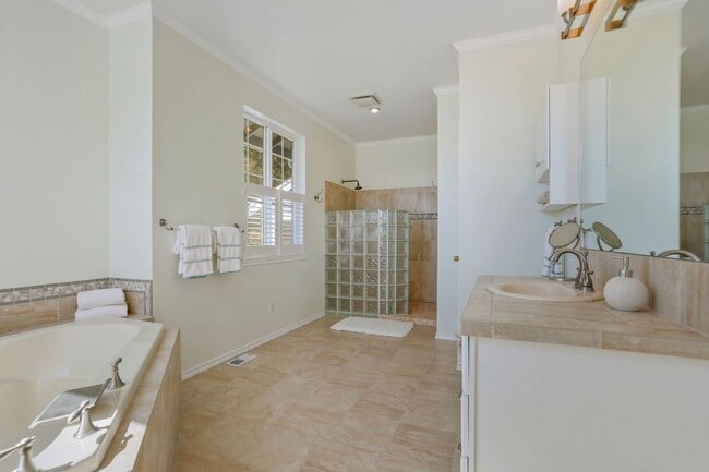 Building Photo - Spectacular Water Front Home With a Short Term  Lease to Start!