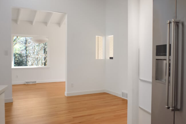 Building Photo - 21 Woodbury Rd