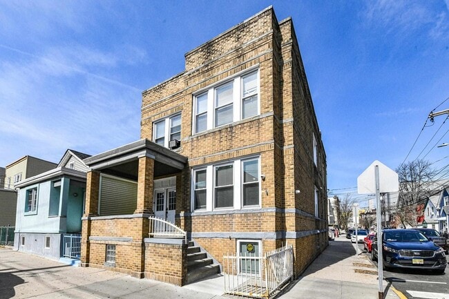 Building Photo - 540 61st St