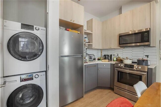 Primary Photo - 1132 Broadway