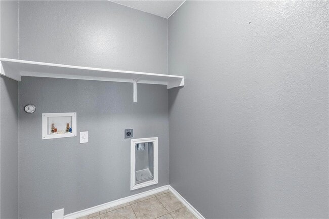 Building Photo - 605 Saul St