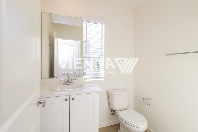 Building Photo - 7998 Quiet Knolls Dr