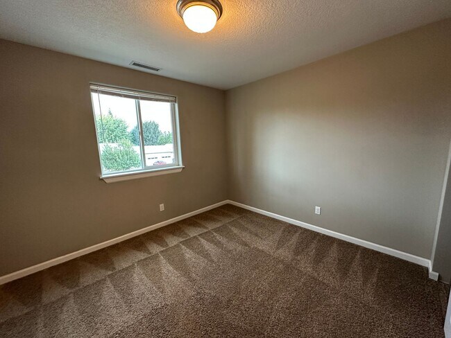 Building Photo - Very Nice & Clean 3 Bedroom 2 1/2 Bath 2 S...