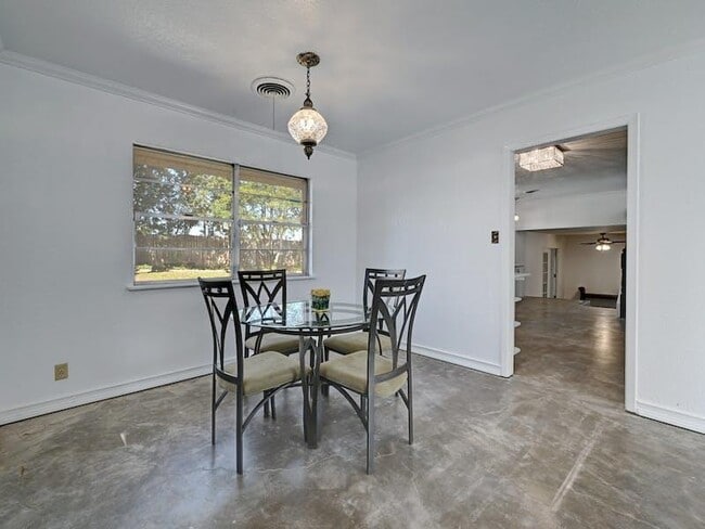 Building Photo - 1802 Temple Dr